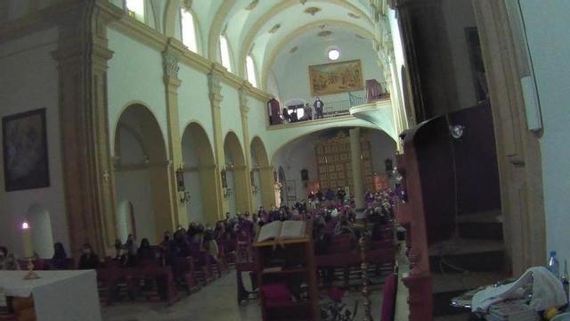 Iglesia de San Lázaro en Alhama de Murcia durante la misa.