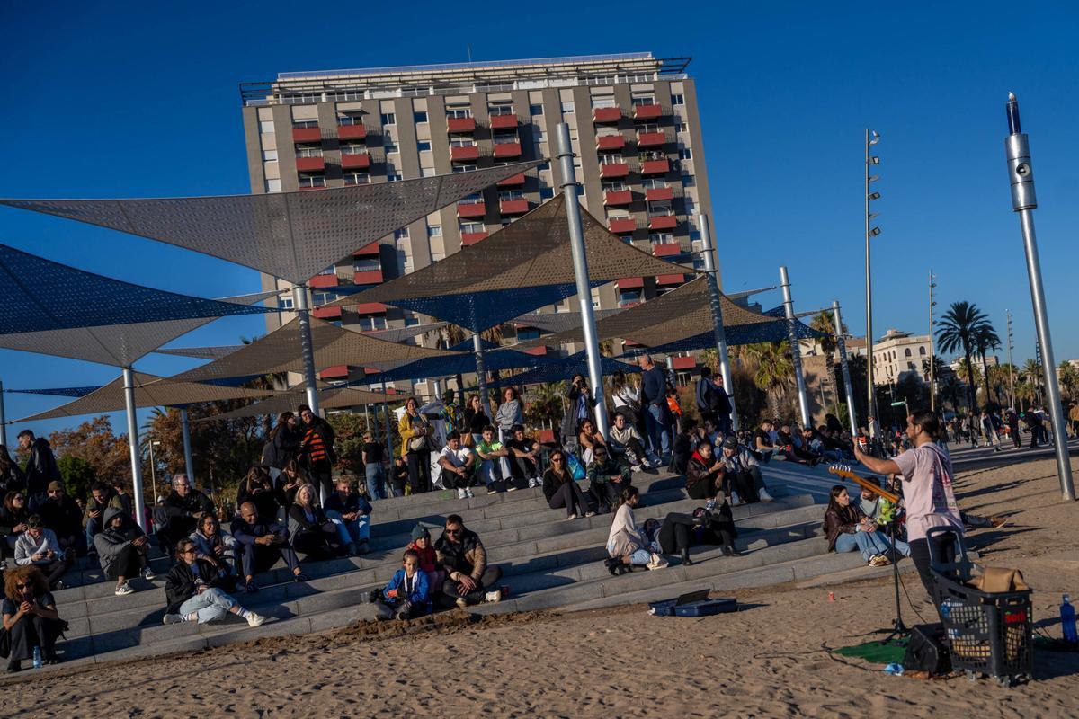 En manga corta a 8 de diciembre en Barcelona. La buena temperatura, llena las playas de la ciudad.