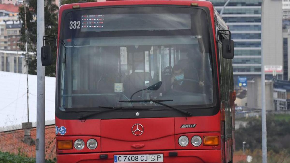 Un autobús urbano, en la subida al campus de A Zapateira.
