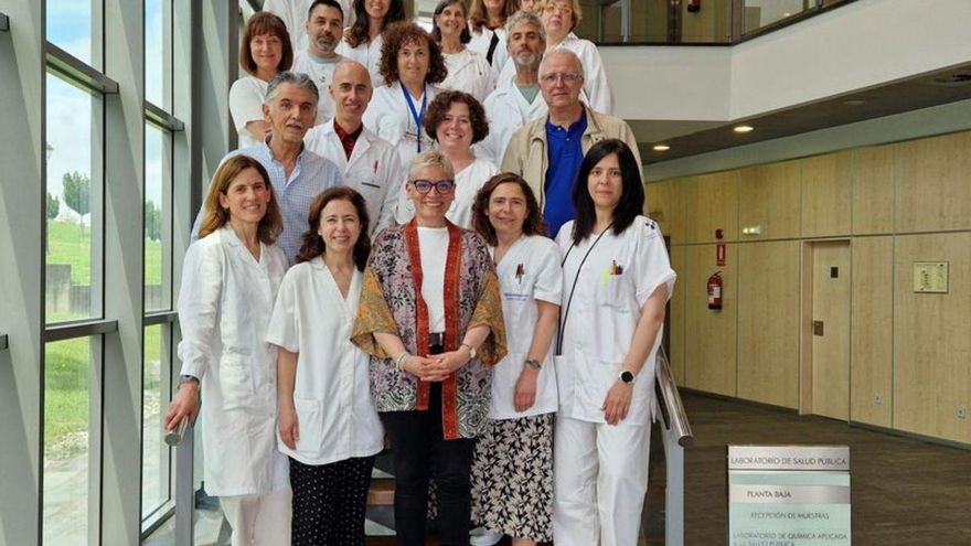 Trabajadores del Laboratorio de Salud Pública, con la consejera de Salud, Conchita Saavedra.