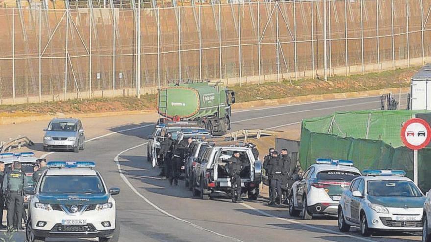 Agents de la Guàrdia Civil al costat de tanca de Melilla | ARXIU/PAQUI SÁNCHEZ/EFE