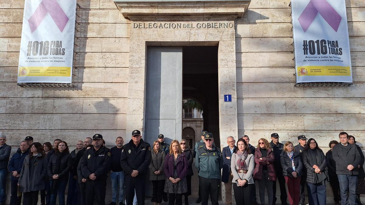 Minutos de silencio por la mujer asesinada en l'Alfàs del Pi.