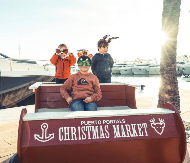 Niños en el mercadillo navideño de Puerto Portals, en Mallorca