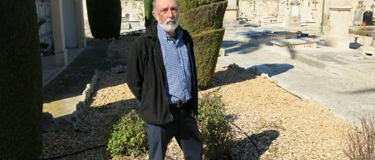 El doctor Francisco Etxeberría durante su visita en febrero al cementerio de Porreres.