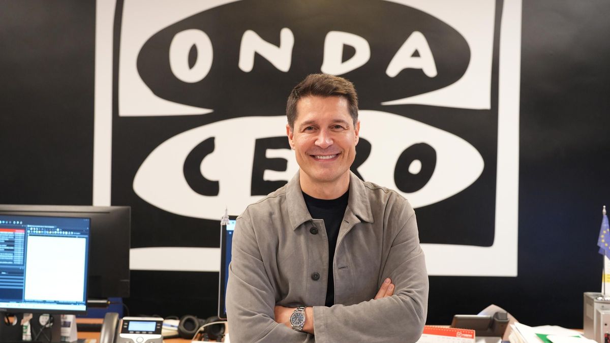 El periodista y presentador de Por Fin, de 'Onda Cero', posa en los estudios de la emisora en San Sebastián de los Reyes.