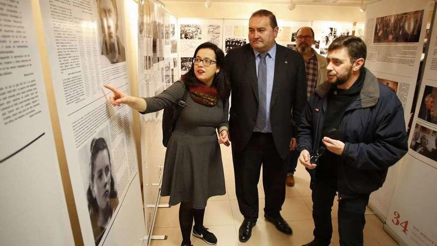 Por la izquierda, Sara Paz Suárez, Ramón Argüelles e Isaac Frade (IU Gozón), en la exposición inaugurada ayer en Las Vegas, con Daniel Busto en segundo término.