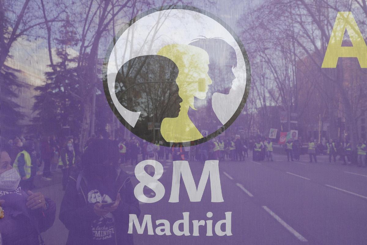 MADRID (ESPAÑA), 08/03/2022.- Miles de ciudadanos participan en la marcha convocada en Madrid, este martes, 8 de marzo, con motivo del Día Internacional de la Mujer. Miles de personas participan ya este 8 de marzo en las tradicionales manifestaciones convocadas por las organizaciones feministas en todos los rincones del país para celebrar el Día Internacional de la Mujer y reivindicar la igualdad de derechos y oportunidades tras el parón de la pandemia. EFE/ J.J.Guillén