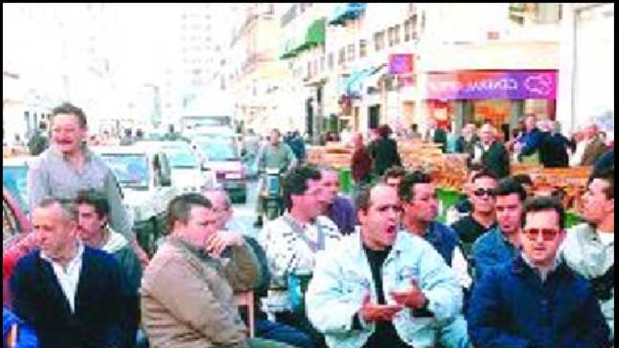 Juicio. Manifestación de algunos de los trabajadores de Menogal. g. t.