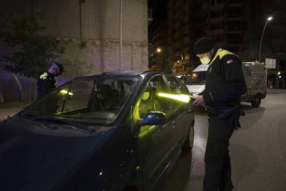 Control policial a la Bonavista de Manresa durant el toc de queda