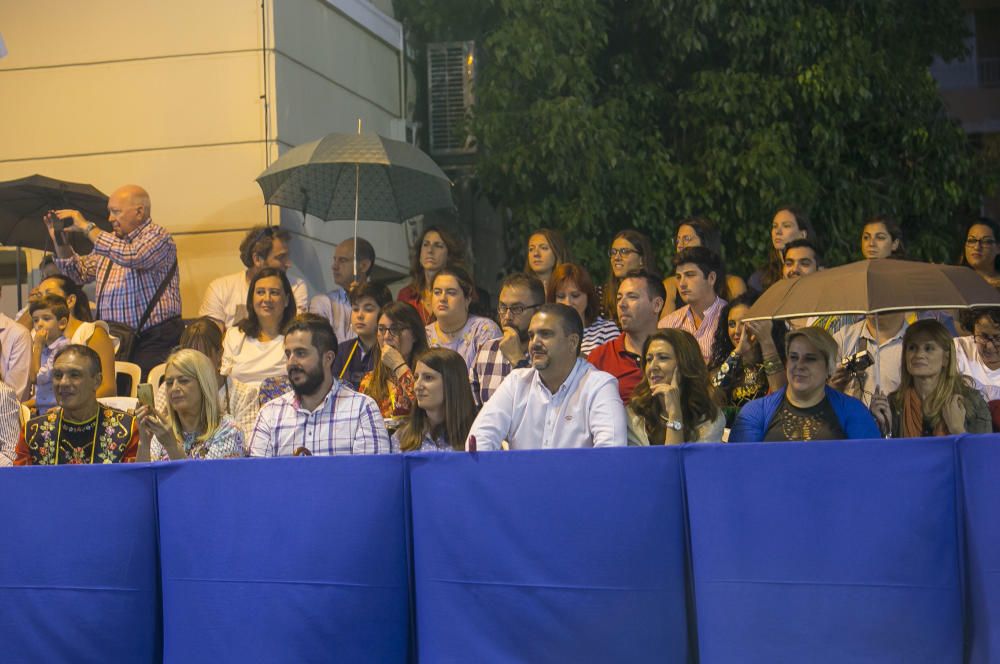 Miles de personas asisten al Desfile de la Entrada en la avenida Carlos Soler