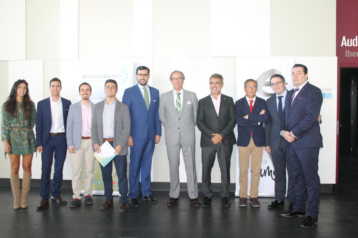 El equipo de Emececuadrado, con Antonio Ruiz Romero, secretario general de Economía y Comercio.