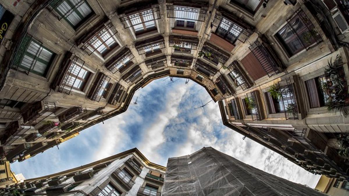 La calle de Milans con la placeta circular en el medio en una foto tomada mirando al cielo, como las que abundan por internet.