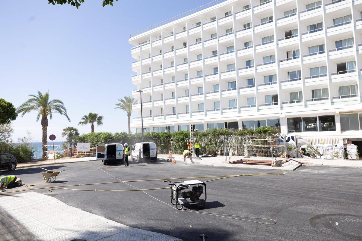 Imágenes de Platja d'en Bossa dividida entre turistas y demasiadas obras