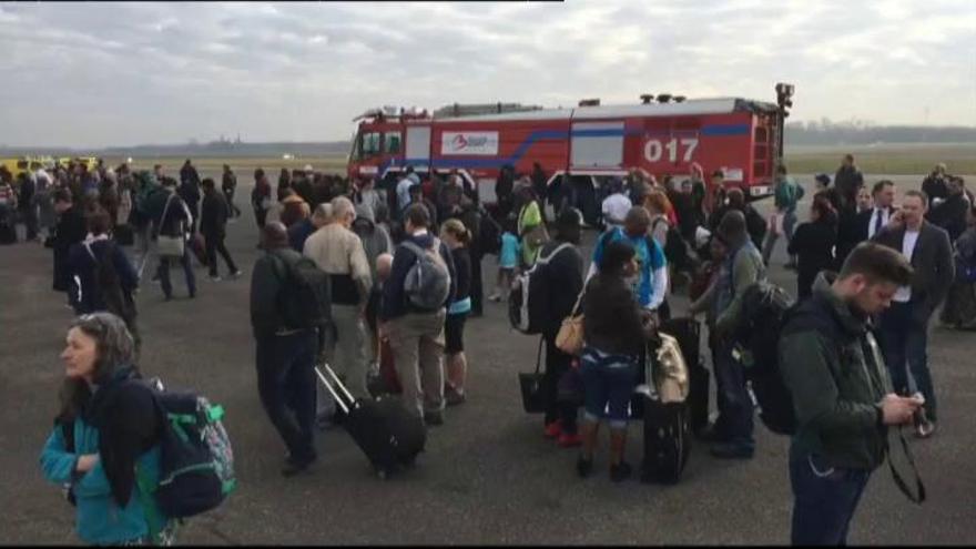 Desalojado el aeropuerto de Bruselas tras dos explosiones