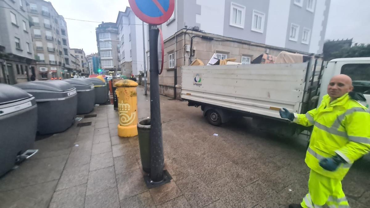 Uno de los operarios y el camión de recogida.