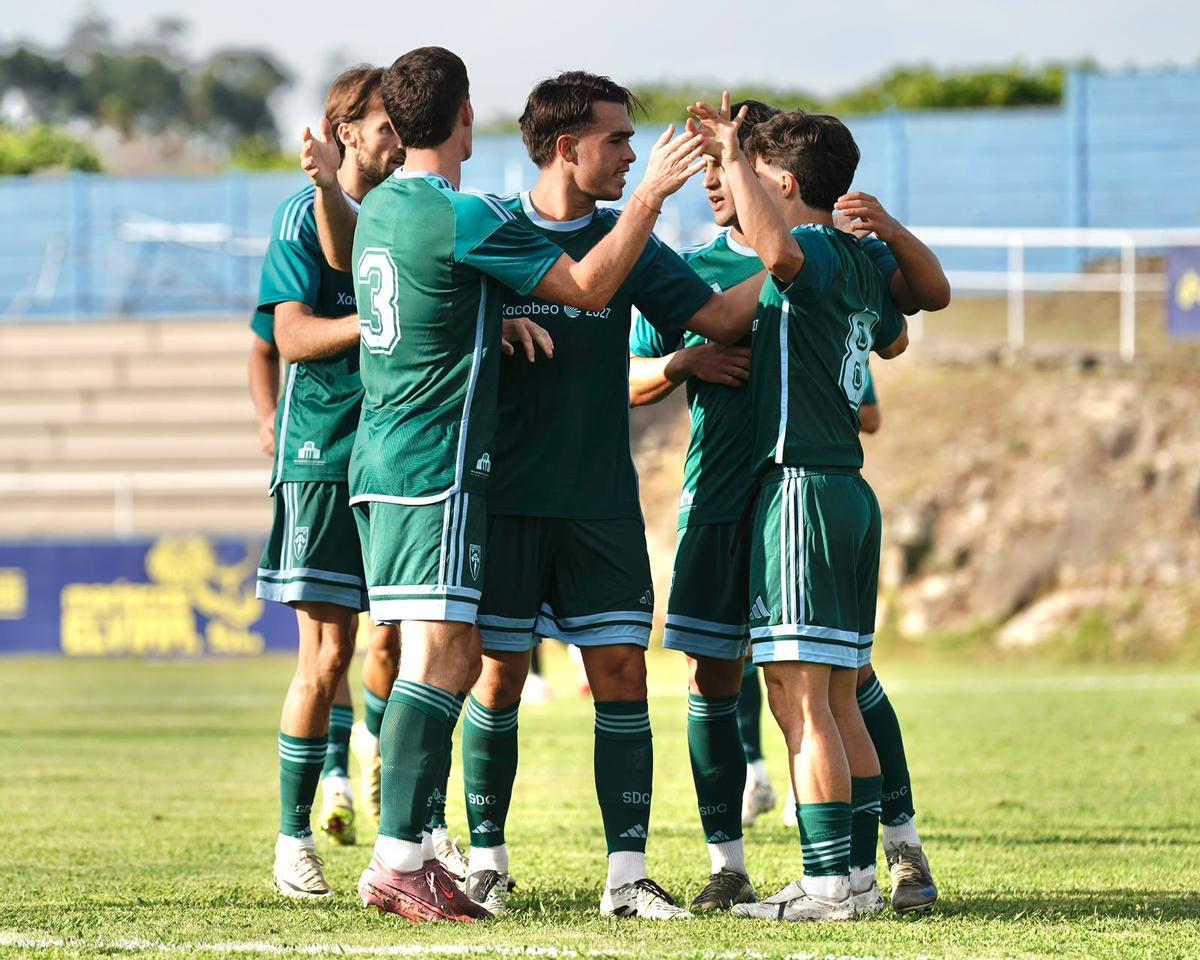 El Compos supera una nueva prueba de pretemporada: el Triangular Vila de Cambados, en imágenes