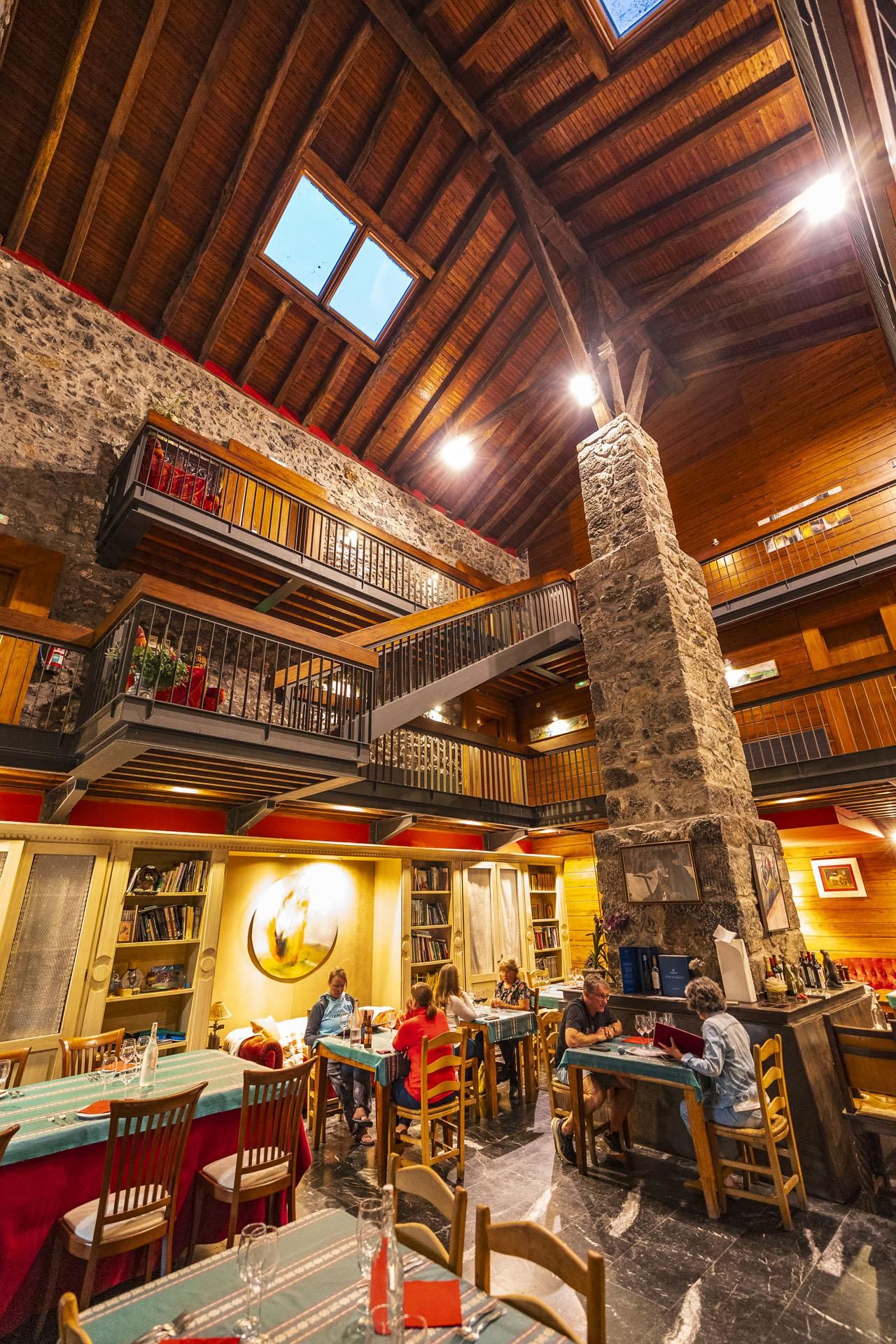 Restaurante del Hotel Antsotegui con las habitaciones en la parte superior.