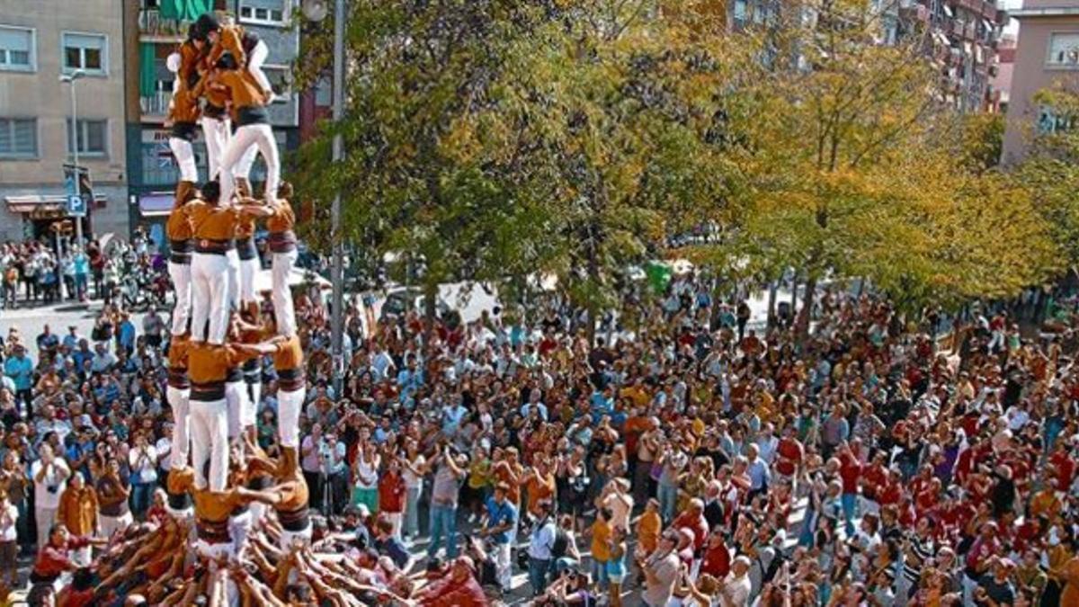 Actuación de castellers en la plaza de Comas durante la fiesta mayor de Les Corts del año pasado.