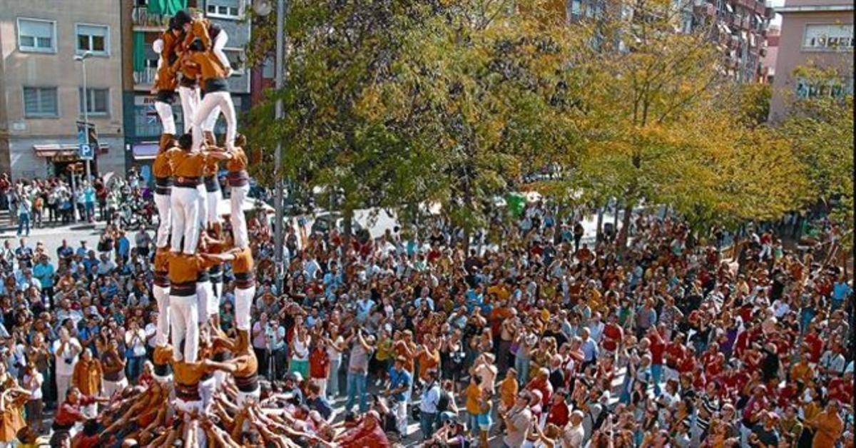 Actuació de castellers a la plaça de Comas durant la festa major de les Corts de l’any passat. Actuació de castellers a la plaça de Comas durant la festa major de les Corts de l’any passat.