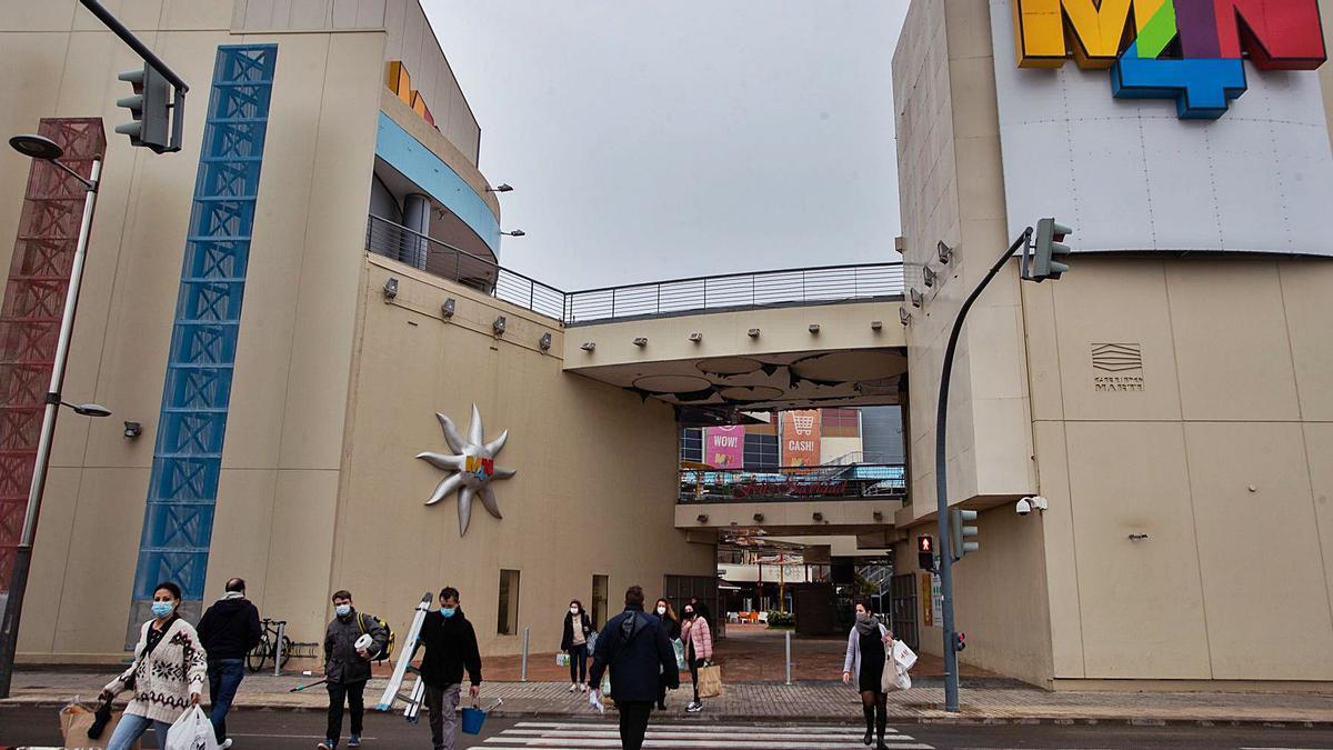 Clientes saliendo del centro comercial MN4 en el primer día de rebajas durante el «estreno» del cierre perimetral de Alfafar. | LEVANTE-EMV