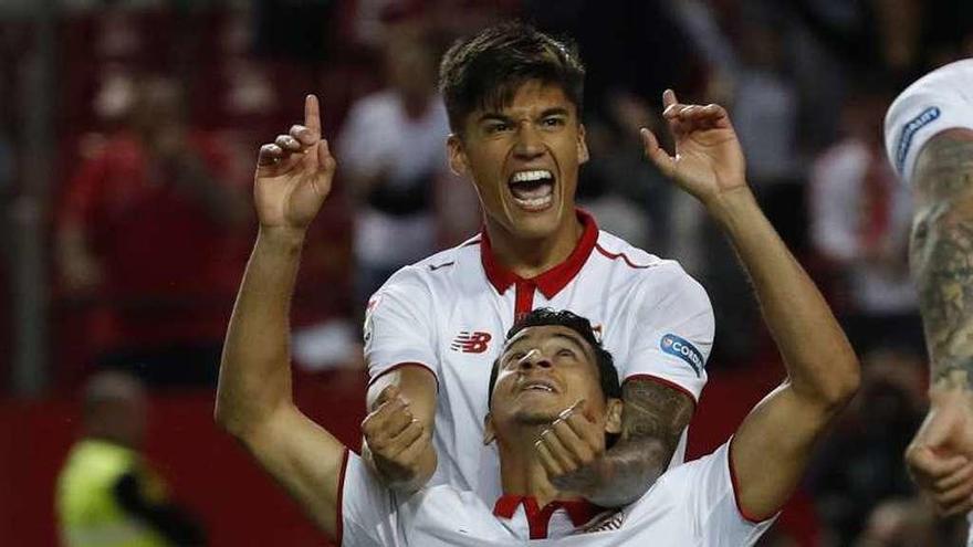 Joaquín Correa celebra un gol de Ganso con el Sevilla. // Julio Muñoz