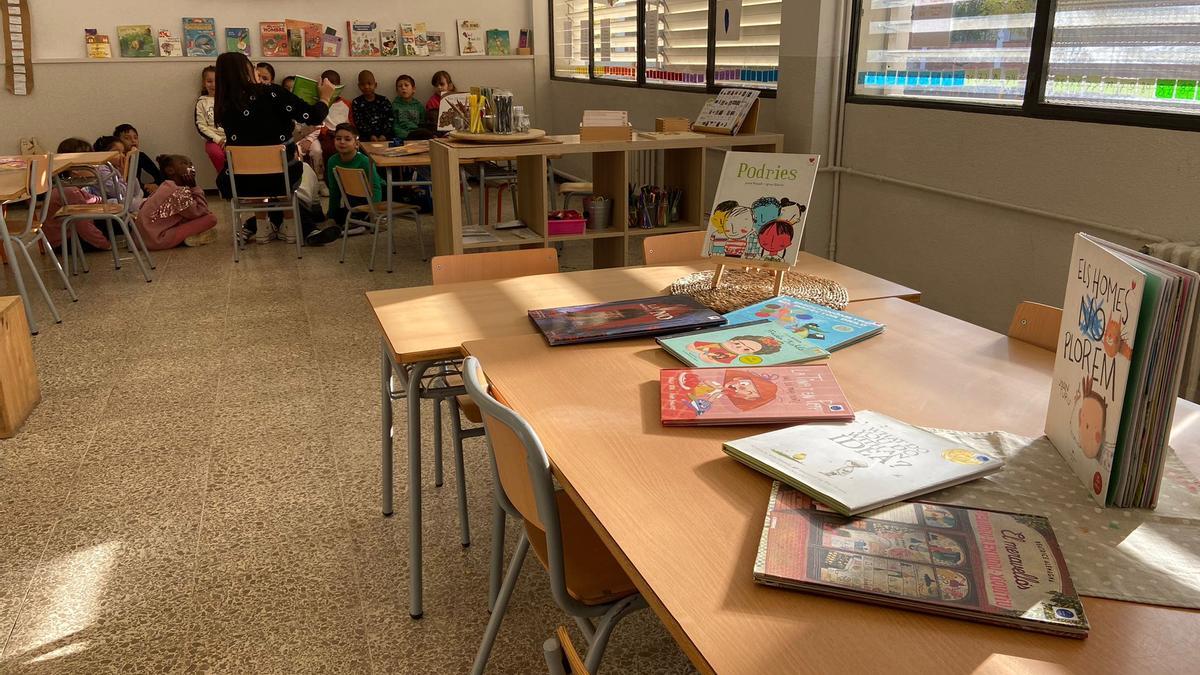Libros en un aula de una escuela pública en Sabadell, este curso.
