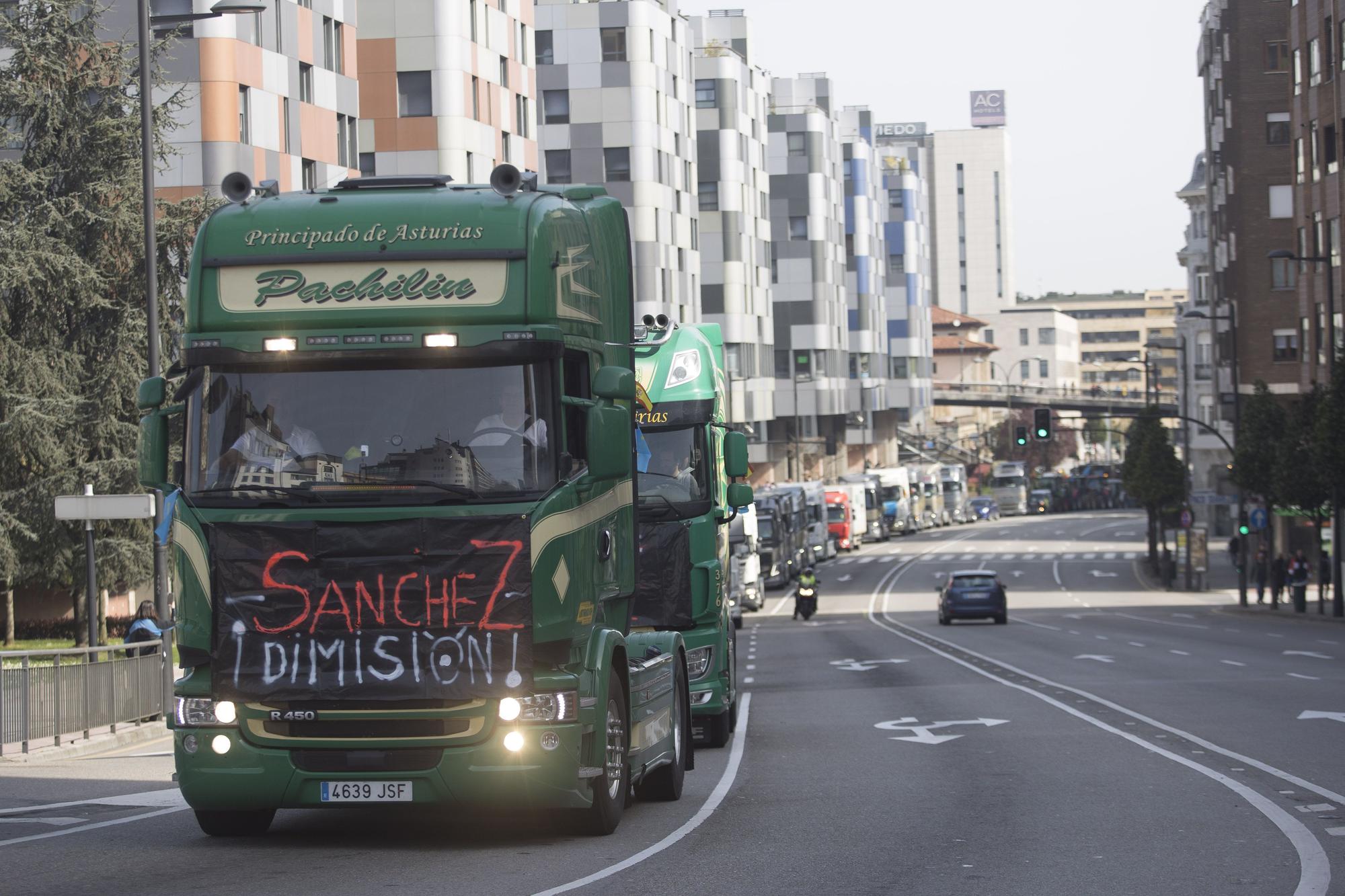 EN IMÁGENES: Los transportistas inundan las calles de Oviedo de camiones para visibilizar su protesta