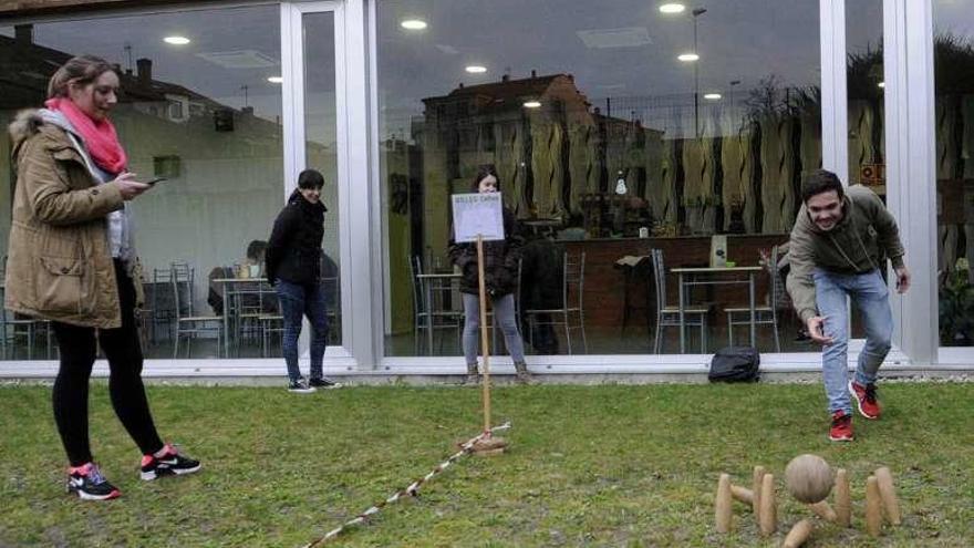 Juegos en la Escuela Oficial de Idiomas de Vilagarcía. // Noé Parga