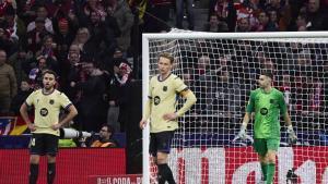 De Jong, Eric Garcia y Joan Garcia, tras un gol del Atlético de Madrid