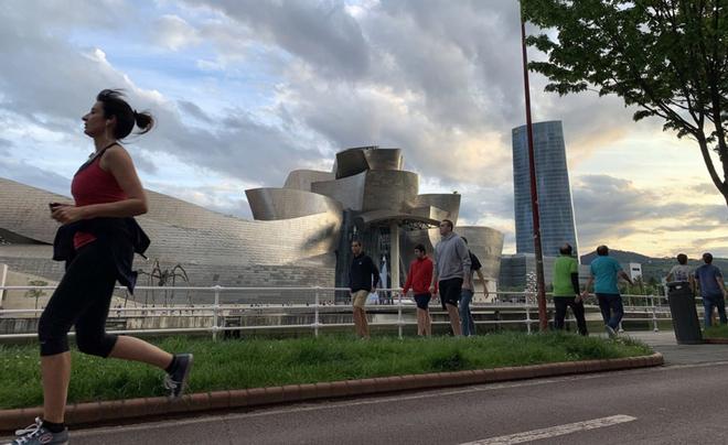 Numerosas personas salen a pasear y a realizar deporte junto a la ria de Bilbao.