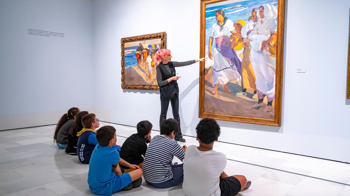 Un grupo de escolares en la exposición 'En el mar de Sorolla con Manuel Vicent' en 2024.