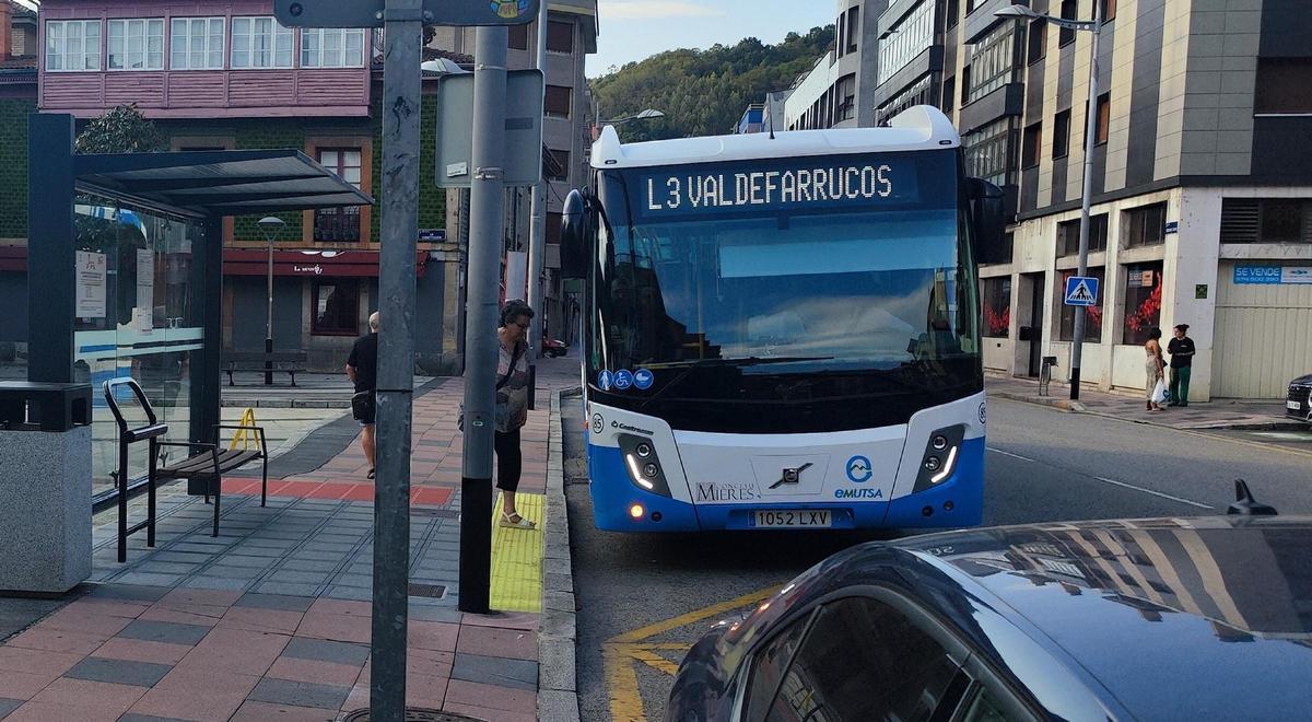 Un autobús de la empresa municipal de transportes.