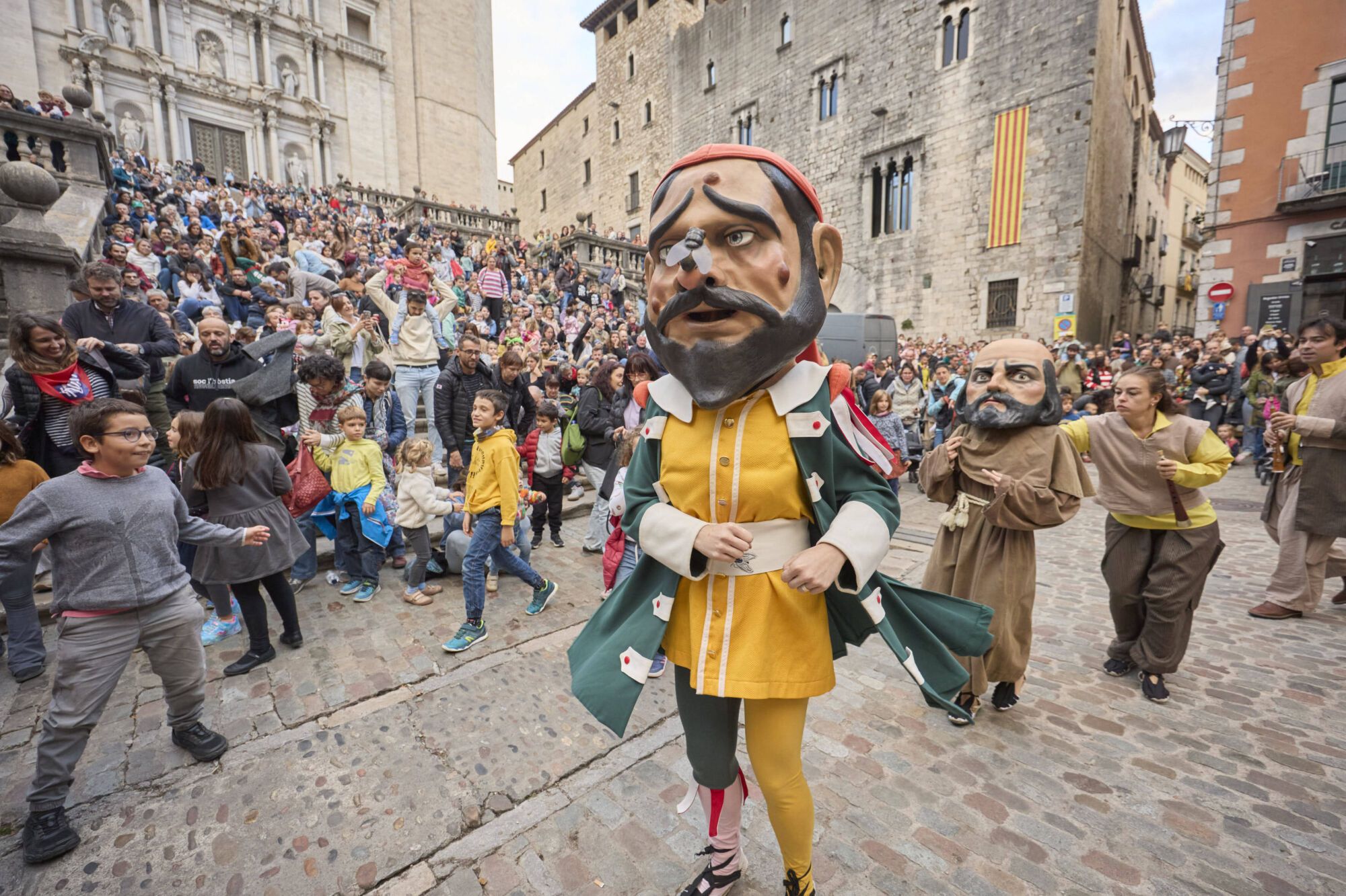 Les fotos de la passejada de capgrossos i gegants a la plaça de la catedral de Girona