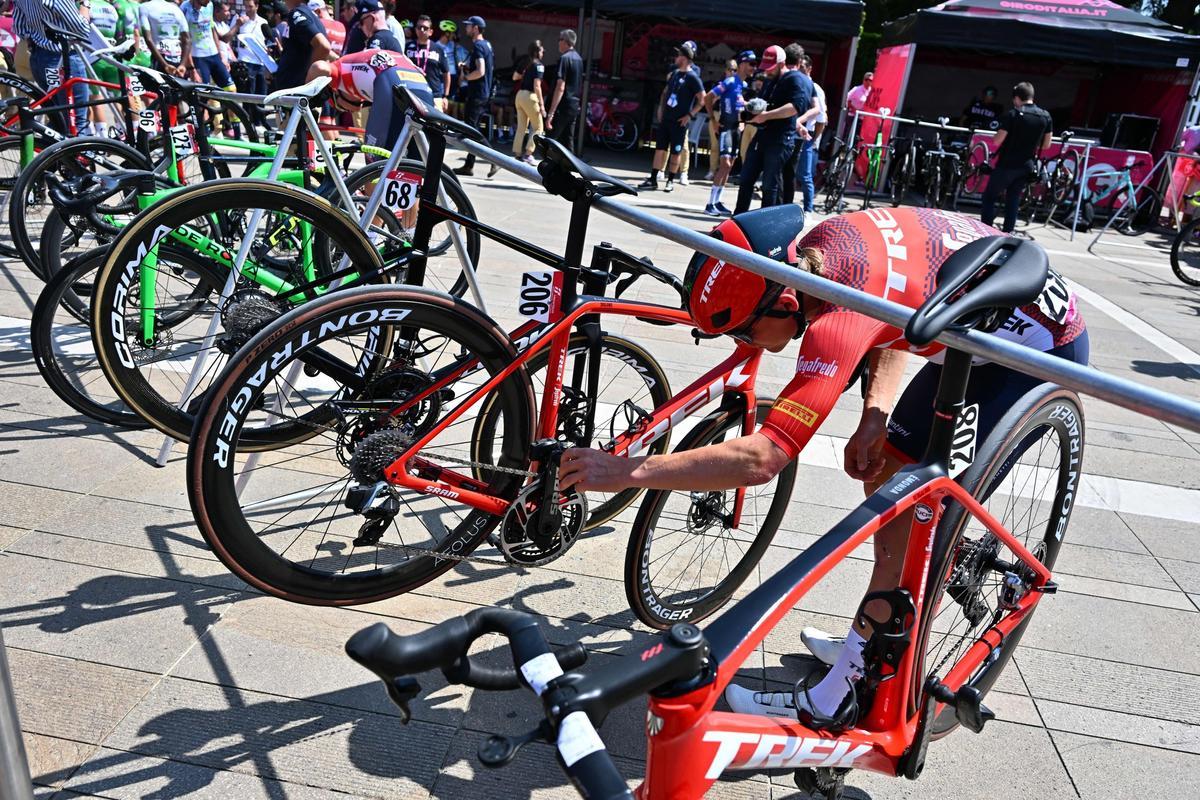 Oderzo (Italy), 25/05/2023.- Latvian cyclist Toms Skujins of Trek-Segafredo checks his bike before the start of the 18th stage of the Giro d’Italia 2023 cycling tour over 161 km from Oderzo to Val di Zoldo, Italy, 25 May 2023. (Ciclismo, Italia, Letonia) EFE/EPA/LUCA ZENNARO