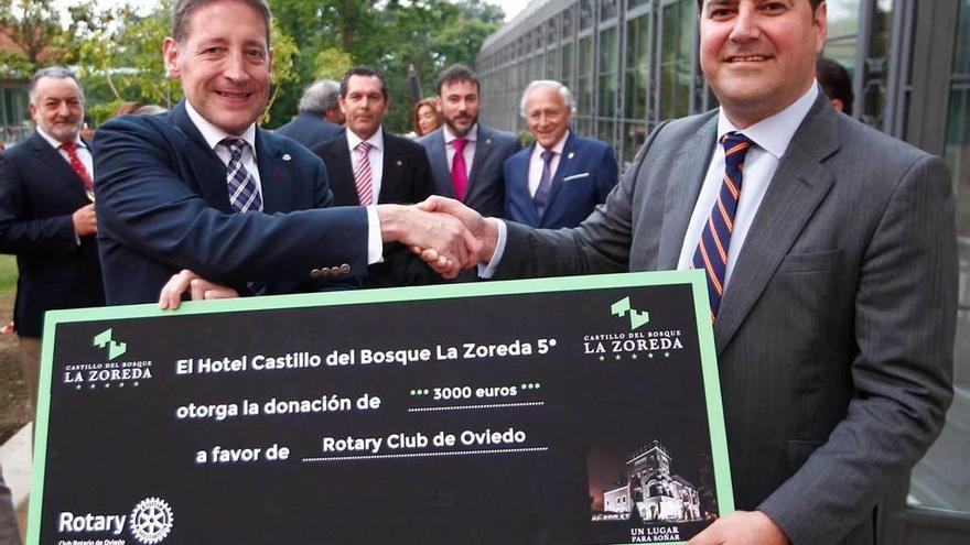 Quesada y Espinosa, con el cheque.