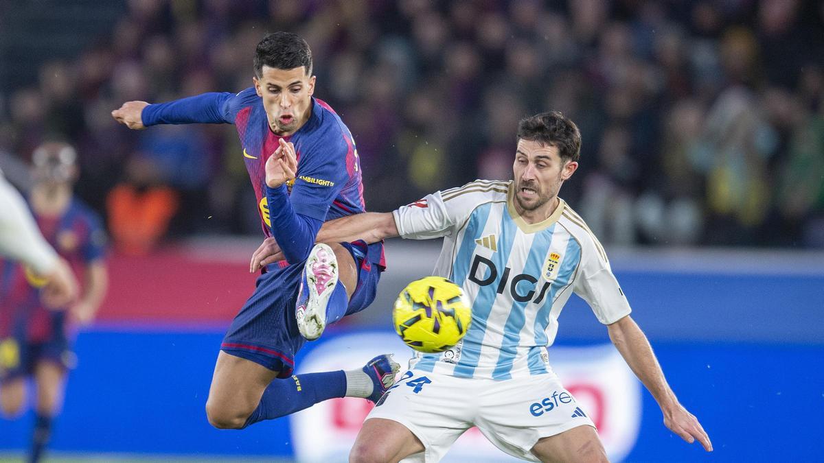 Cancelo recupera un balón ante Lucas