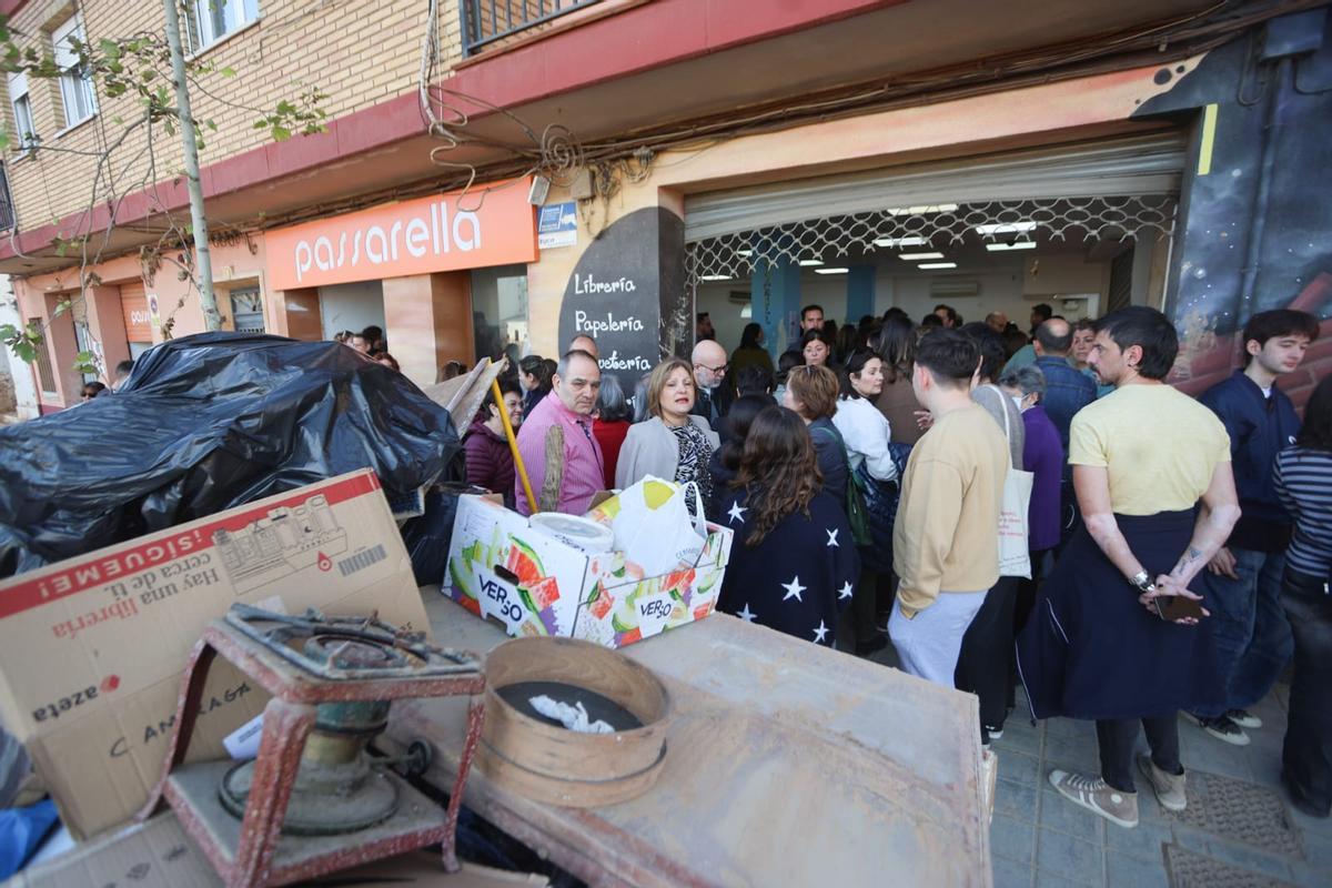 Entrada a la librería Passarella, ahora arrasada por la dana. No cabía un alma en el acto de este viernes.