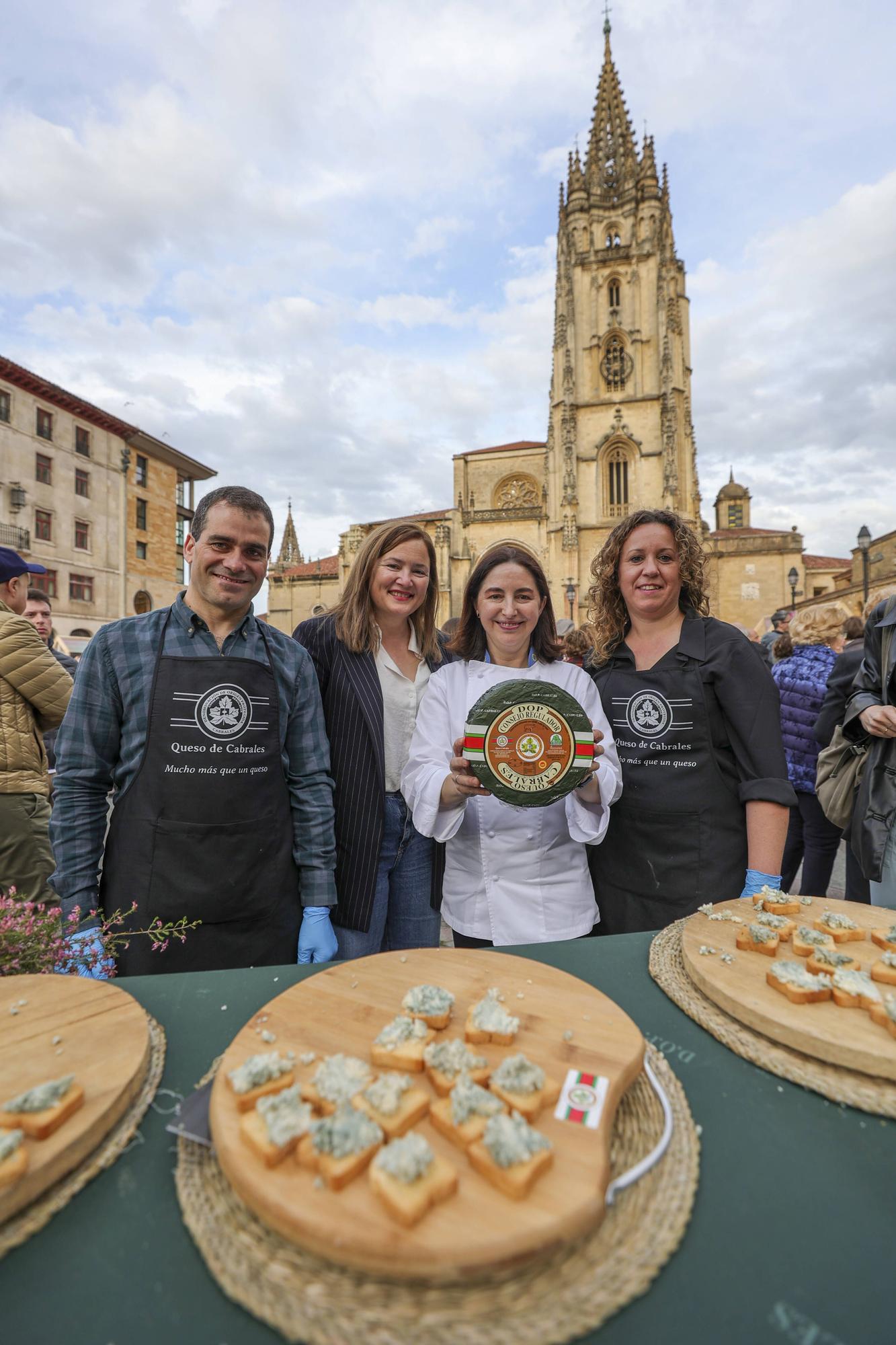 Así fue la cata de marcas asturianas de queso en la plaza de la Catedral 