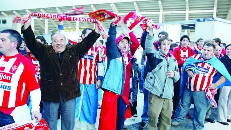 Aficionados del Sporting, a las puertas de Mendizorroza en un desplazamiento reciente.