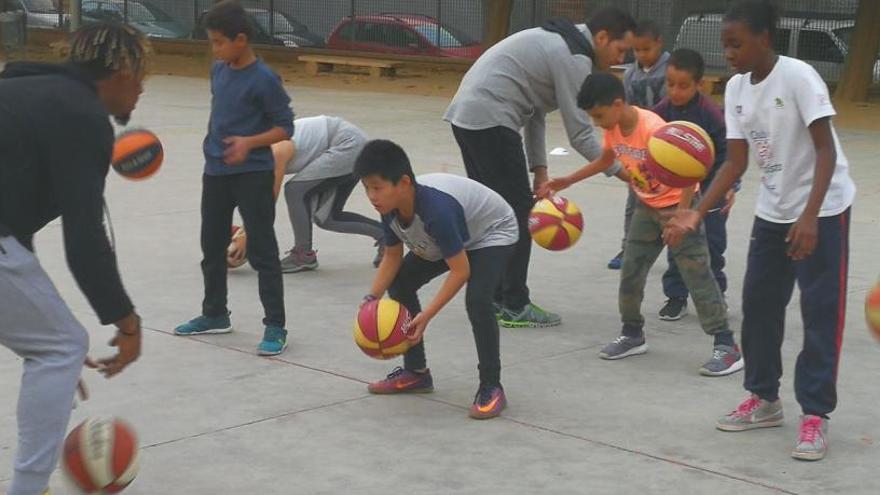 Activitat amb escolars al patí de l´escola Pare Algué de Manresa