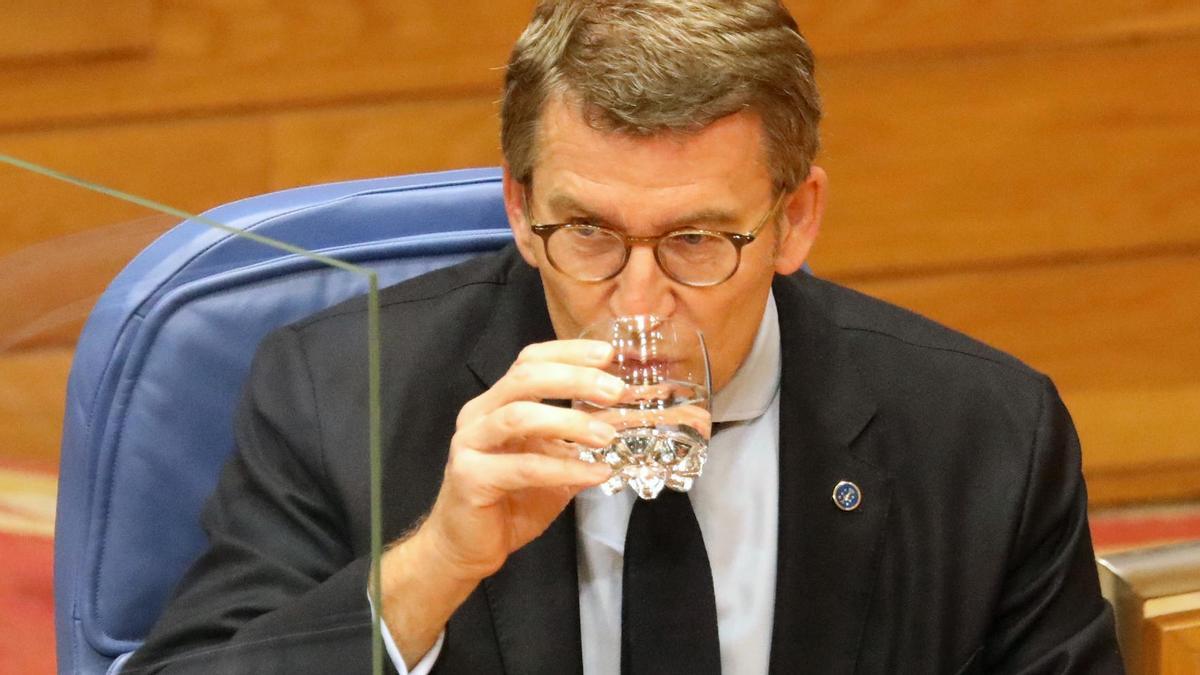 Feijóo bebe agua durante la sesión plenaria de ayer en O Hórreo