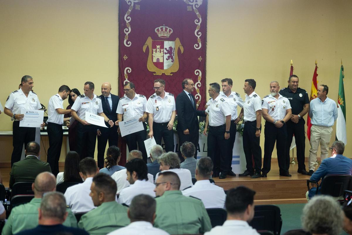 Galería | Así ha sido la entrega de distinciones a los agentes de la Policía Local de Cáceres por la festividad de la Virgen del Carmen