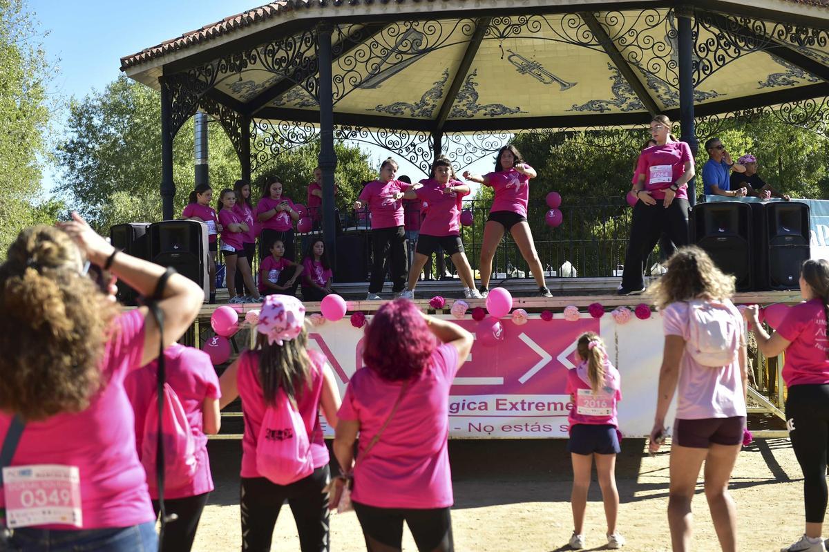Imágenes de la marcha rosa contra el cáncer de mama en Plasencia