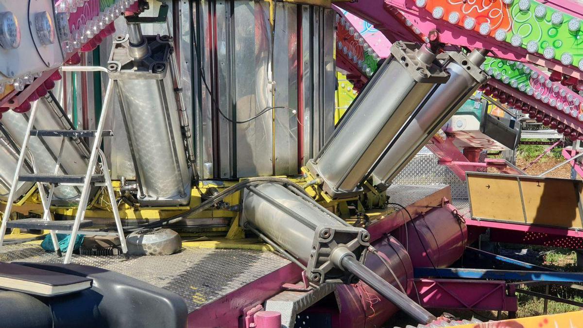 Imagen en primer plano del brazo mecánico que se desprendió en la atracción, causando la muerte del joven Iván.