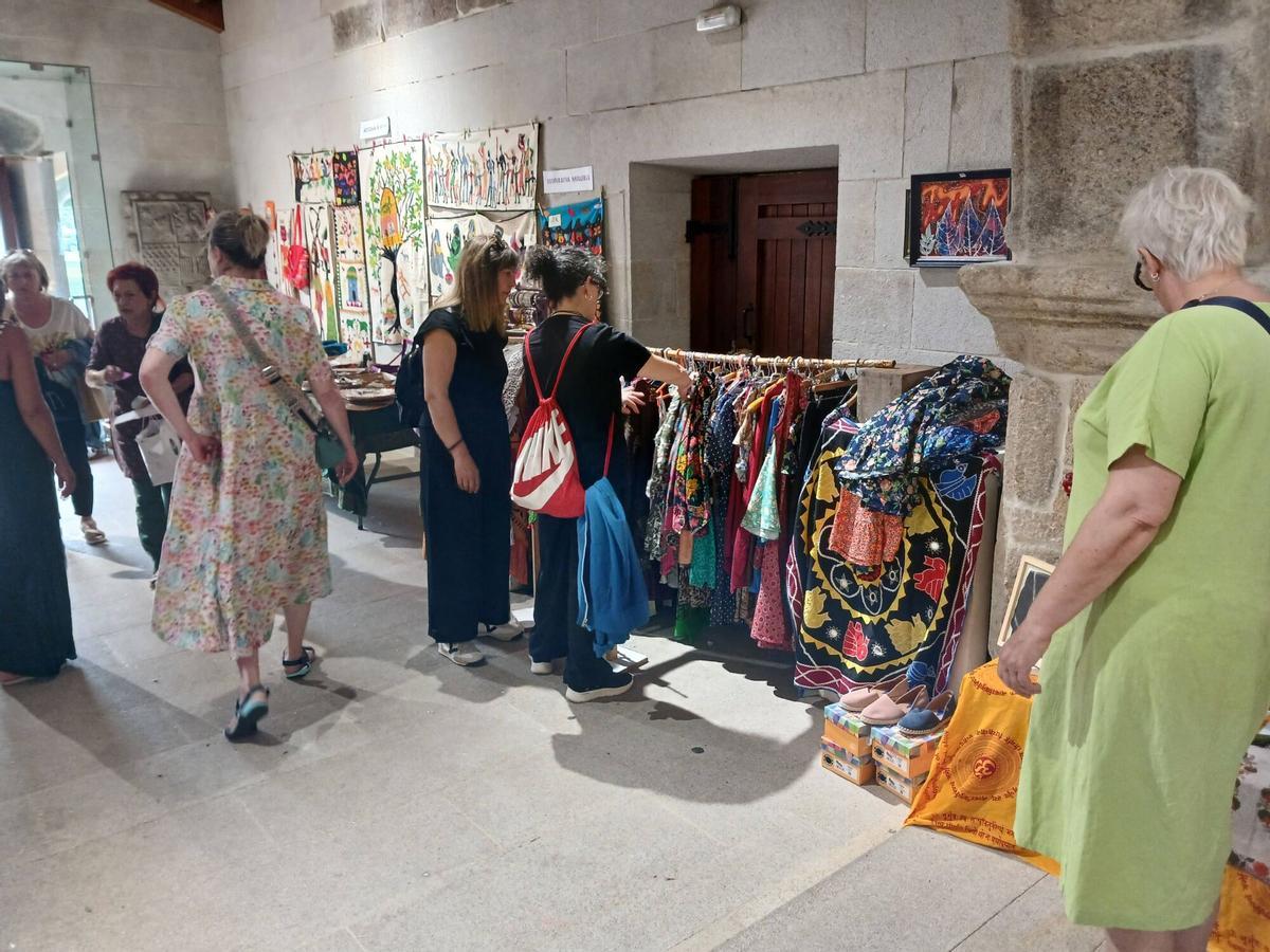 Mercadillo solidario en la Capela do Hospital de Cangas a favor de la Escola María Soliña, en la India