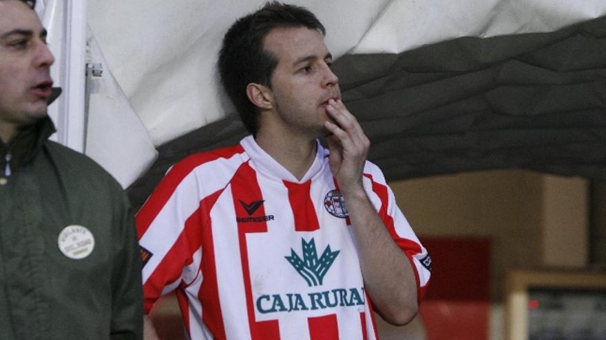 Tiago, el gran ausente hoy en el Zamora, observa el partido desde el túnel de vestuarios el pasado domingo tras ser expulsado