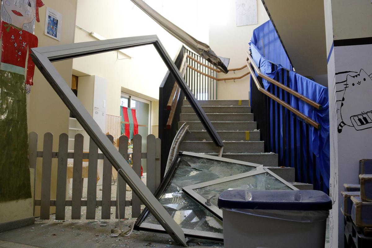 Trencadissa de finestres i vidres per l'impacte d'una teulada d'un pavelló que ha volat pel fort vent.