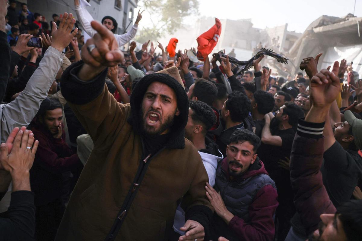 Cientos de personas se manifiestan en Gaza contra Hamás y exigiendo el fin de la guerra