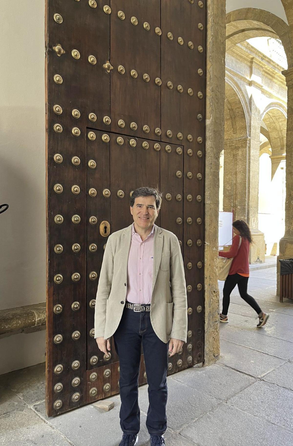 El catedrático, Jesús Losada, en uno de sus viajes de trabajo. | CEDIDA