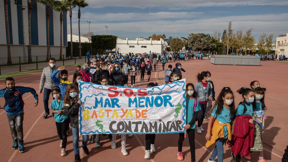 Protesta infantil, este jueves, en el polideportivo de San Javier.